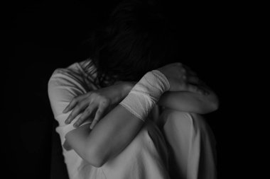 Üzgün bir kadının görüntüsü.