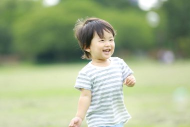 Parktaki küçük Asyalı çocuk. 