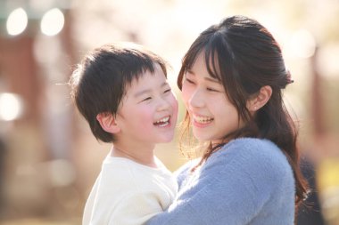 Anne ve oğlu birlikte parkta oynarken