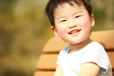 Parktaki küçük şirin bir çocuğun portresi.