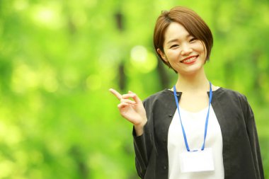 Bulanık arka planda güzel Asyalı kadın.