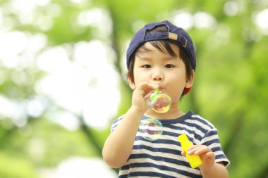 Parktaki yakışıklı Asyalı çocuk.