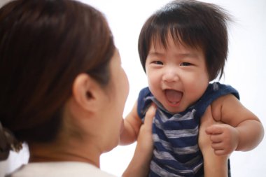 Genç Asyalı anne ve oğlu.