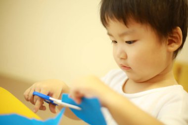 makaslı sevimli küçük çocuk, seçici odaklanma