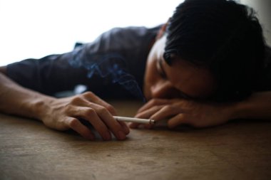 Sigara içen bir adamın resmi.