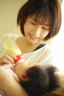 Bebeğine süt veren bir annenin görüntüsü