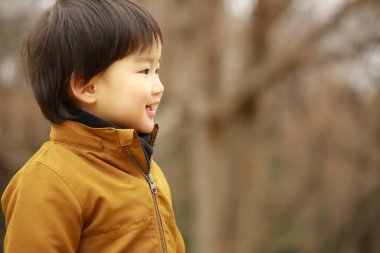 Parktaki küçük şirin bir çocuğun portresi.