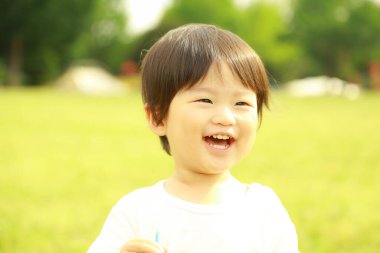 Parktaki mutlu Asyalı küçük çocuk 
