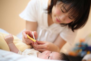 Anne ve bebek yatakta yatıyor.