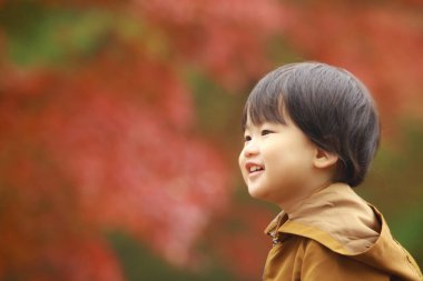 Parktaki sevimli Asyalı çocuk. 