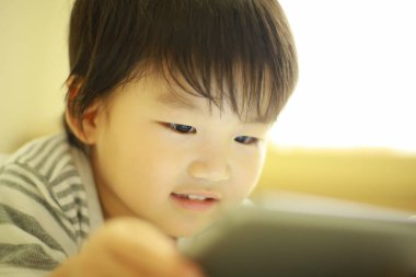 Dijital aygıt kullanan sevimli küçük çocuk