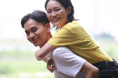 Gülümseyen Asyalı bir çiftin resmi