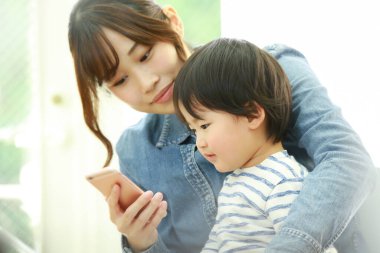 Genç Asyalı anne ve oğlu.