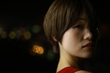 Gözyaşı döken bir kadının görüntüsü