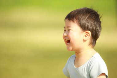 Parktaki küçük şirin bir çocuğun portresi.