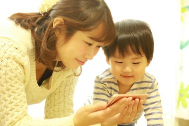 Anne ve oğul birlikte vakit