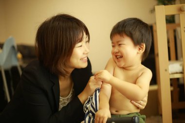 Mutlu Asyalı anne ve oğul evde