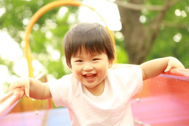 Parktaki çocuk parkında küçük sevimli Asyalı çocuk. 