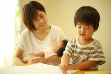 Güzel çocuk evde resim çiziyor.