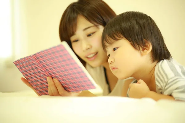 她的儿子妈妈读书 — 图库照片
