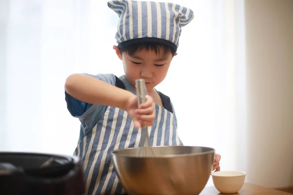 Malý Japonský Chlapec Vaření Palačinky Kuchyni Kuchařským Kloboukem Hlavě — Stock fotografie