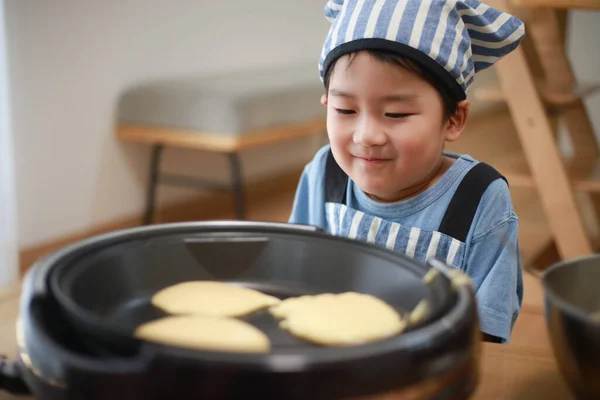 Pequeño Chico Japonés Cocinando Panqueques Cocina Con Sombrero Chef Cabeza — Foto de Stock