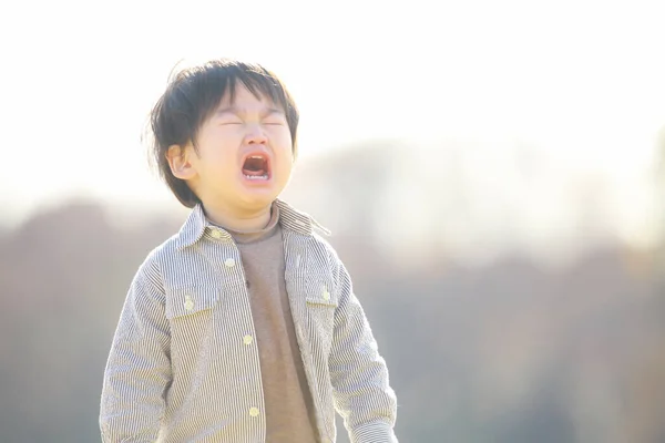 Asiatischer Kleiner Junge Weint Park — Stockfoto