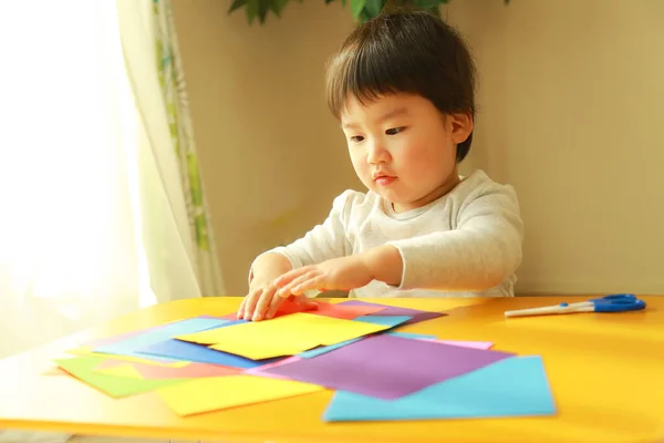 Niño Jugando Con Papel Colores — Foto de Stock