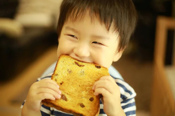 Niño Comiendo Pan Casa — Foto de Stock