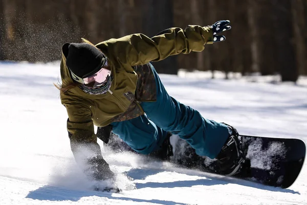 Man Snowboarder Besneeuwde Besneeuwde Grond — Stockfoto