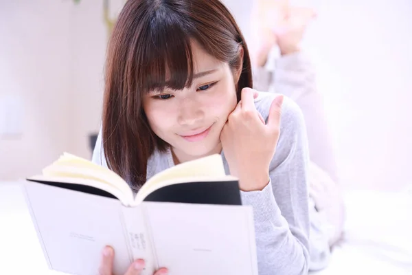 Belle Jeune Asiatique Femme Lecture Livre Maison — Photo