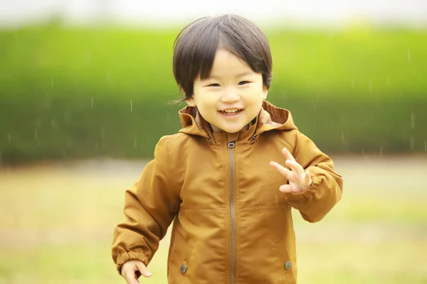 Bonito Asiático Pouco Menino Parque Chuva — Fotografia de Stock