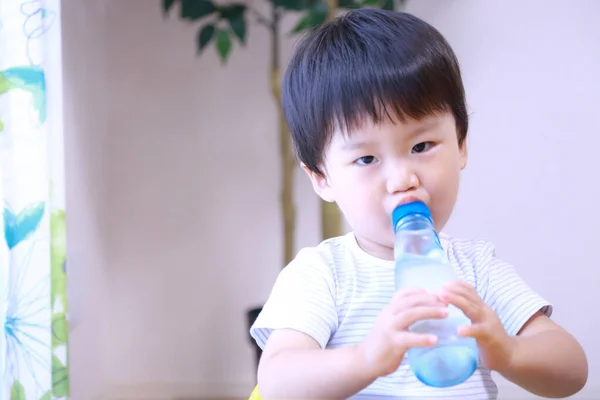 Chłopiec Pije Wodę Butelki — Zdjęcie stockowe