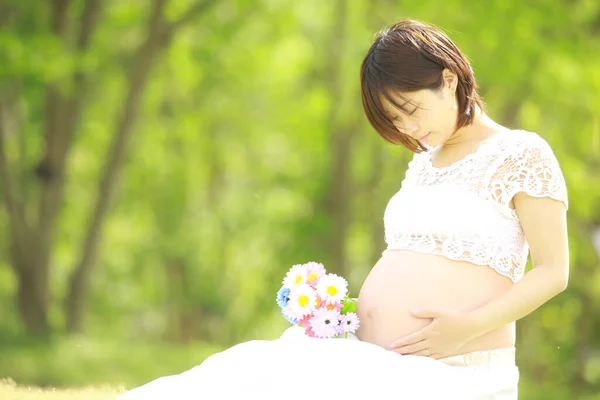 公園の美しい妊婦アジア人女性 — ストック写真