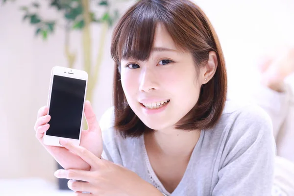 Belle Jeune Femme Asiatique Utilisant Smartphone Maison — Photo