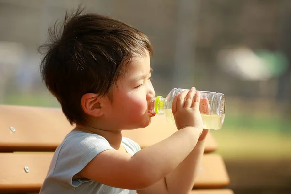 Мальчик Пьет Воду Бутылки Открытом Воздухе — стоковое фото
