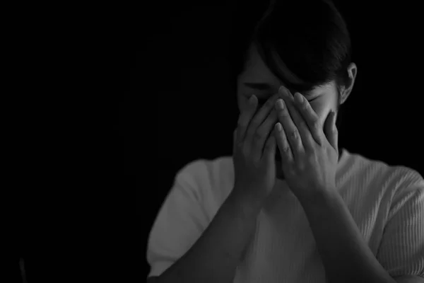 Svart Och Vitt Asiatisk Kvinna Gråter — Stockfoto