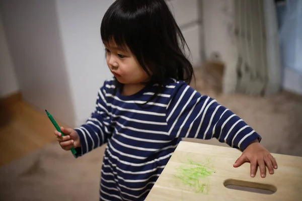 かわいい子供が家で絵を描く — ストック写真