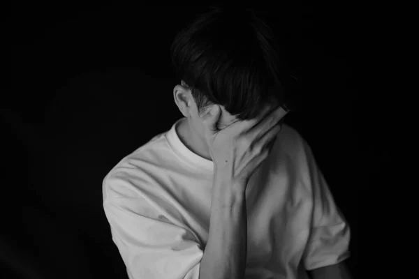 Pria Asia Yang Sedih Menangis Dalam Ruangan — Stok Foto