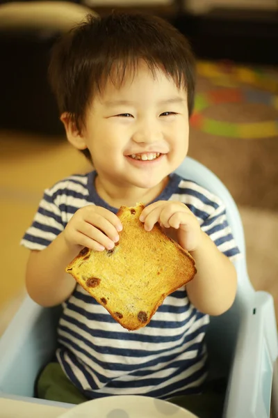 Маленький Хлопчик Їсть Хліб Вдома — стокове фото