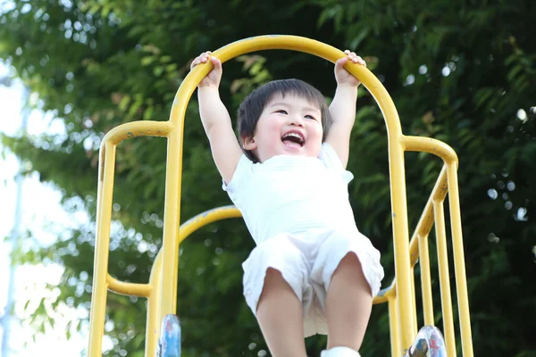 Lindo Niño Jugando Parque — Foto de Stock