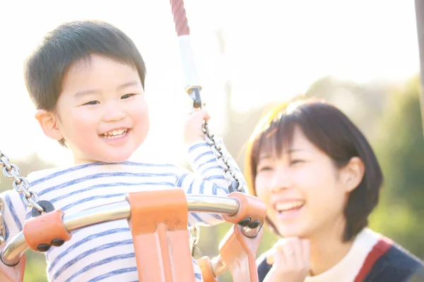 Ung Mor Och Bedårande Glad Liten Son Leker Tillsammans Lekplatsen — Stockfoto