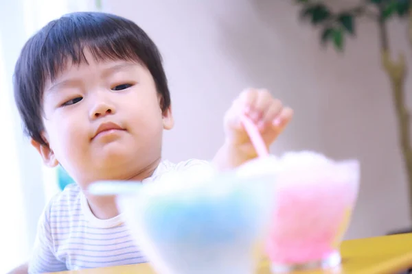 Obraz Azjatyckiego Chłopca Jedzącego — Zdjęcie stockowe