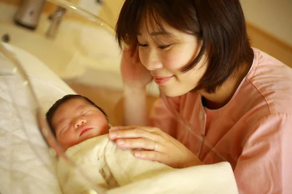 Mãe Jovem Com Bebê Recém Nascido Asiático Retrato Família — Fotografia de Stock