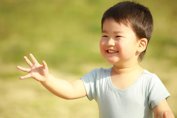 Mignon Petit Garçon Dans Parc — Photo