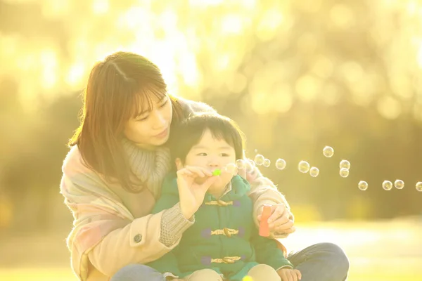 Jung Asiatisch Mutter Mit Sie Klein Sohn Auf Spielplatz — Stockfoto