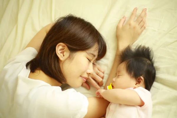Asiática Família Mãe Com Seu Bebê Cama — Fotografia de Stock