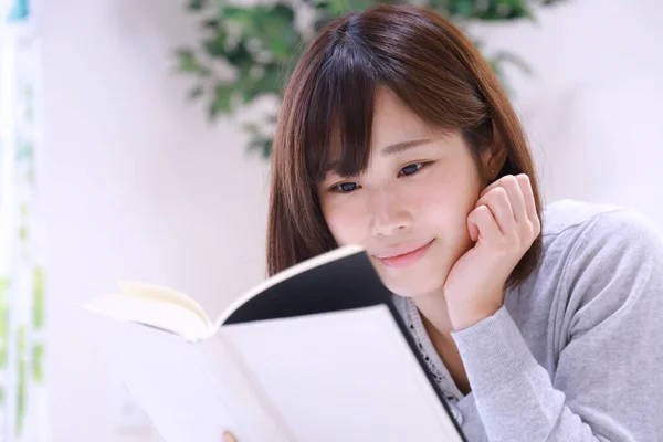 Красивая Молодая Женщина Читающая Дома Книгу — стоковое фото
