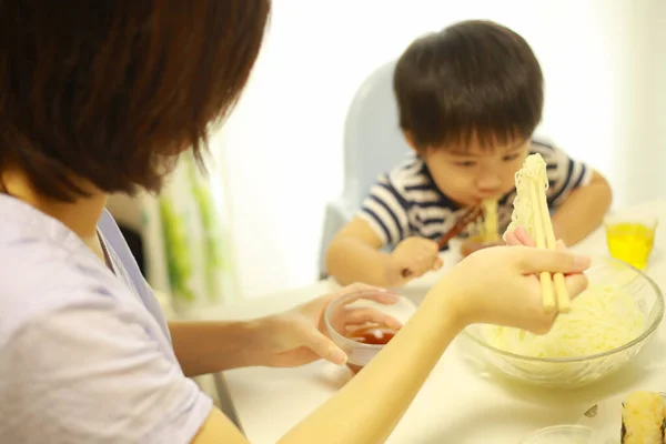 Azjatycka Matka Jej Syn Jedzenie Domu — Zdjęcie stockowe