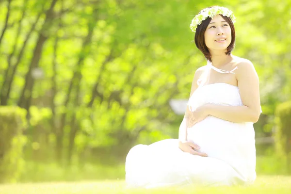공원에 아름다운 아시아 임신부 — 스톡 사진